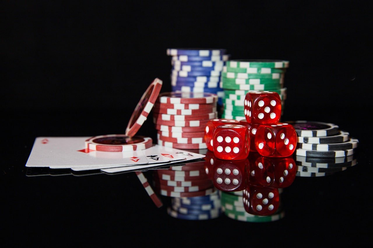 Pengguna memegang smartphone dengan tampilan sportsbook viv555 mobile